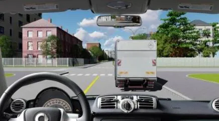 Câu 555: Người lái xe có được phép vượt xe tải để đi thẳng trong trường hợp này không?